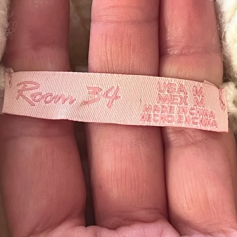 NWT Women’s Room 34 Dex/ Black Tape Cream Turtleneck Sweater in Size Medium. - Picture 12 of 13